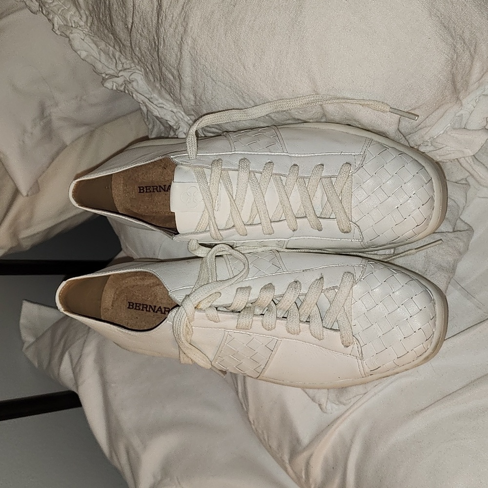 high-end Bernardo Dakota woven white leather sneakers Size 9